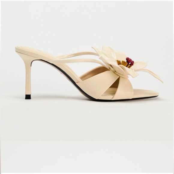 ZARA Large Cream Flower Open Toe Sandals - Picture 9 of 16